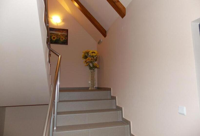 استودیوی استاندارد, Apart Hotel Rosen