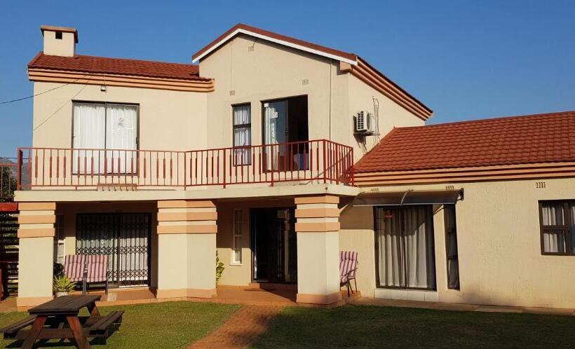 سوییت با چشم‌انداز استخر, Ezulwini Guest House