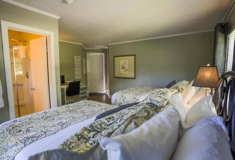 Номер Deluxe, The Woodview Inn