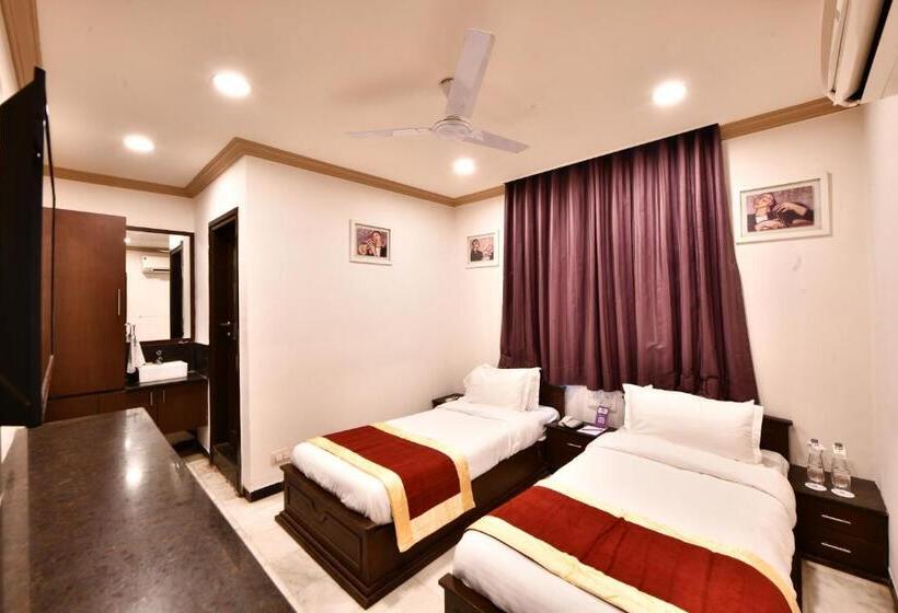 דירת שלושה חדרים, Click White House Residency, Vadodara