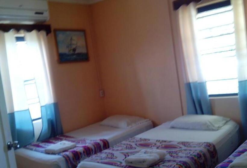 Economy Triple Room, Don Santiago Guesthouse Downtown
