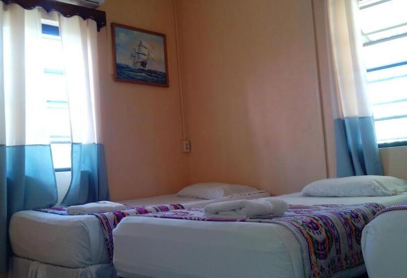Economy Triple Room, Don Santiago Guesthouse Downtown