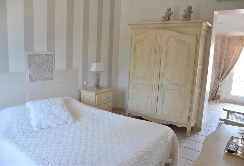 חדר משפחתי, Villa Des Anges