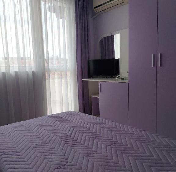带阳台的三人标准间, Guest House Perla