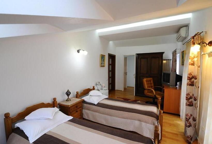 جناح, Rapsodia Pension