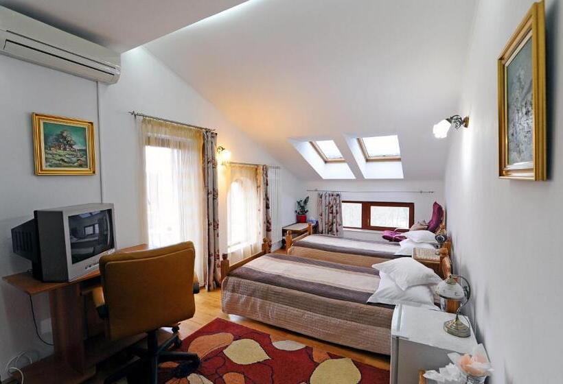 جناح, Rapsodia Pension