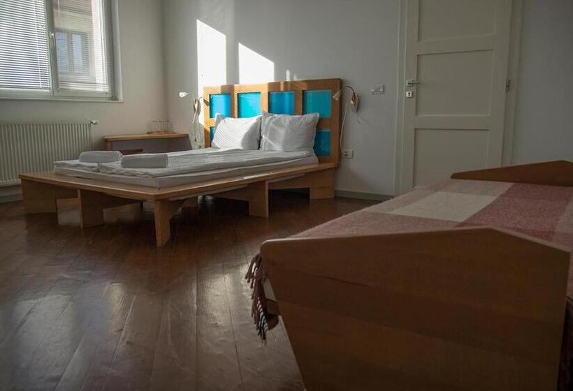 اتاق خانوادگی, The Zen Hostel   Posticum