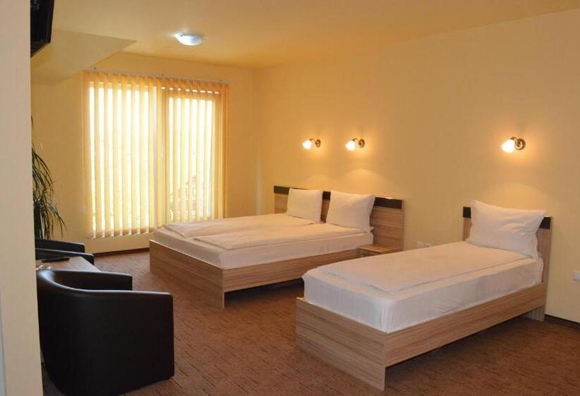 اتاق راحتی سه تخته, Pensiunea Beverly Hills