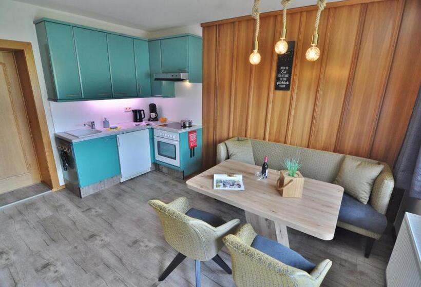 Апартаменты 1 Спальня с Балконом, Pension & Apartments Weissbriach