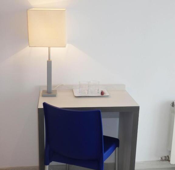 Номер Economy, Parrots Sitges