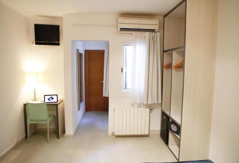 Номер Economy, Parrots Sitges