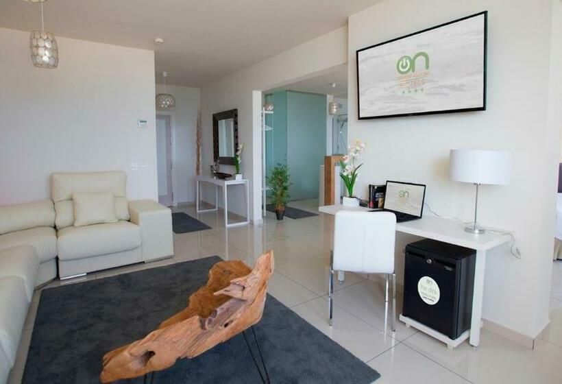 سوییت جونیور با چشم‌انداز دریا, On Hotels Oceanfront - Adults Designed