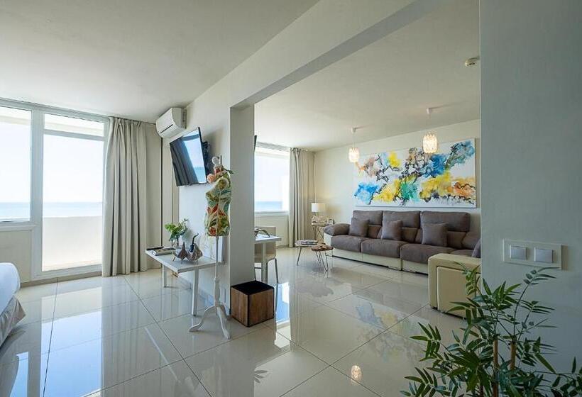 سوییت جونیور با چشم‌انداز دریا, On Hotels Oceanfront - Adults Designed
