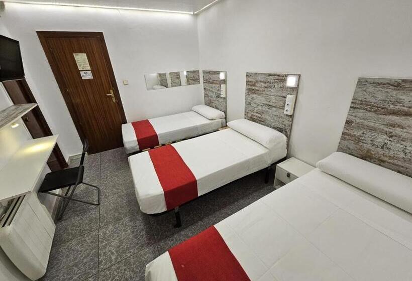 Habitación Triple Estándar, Hostal Las Vegas