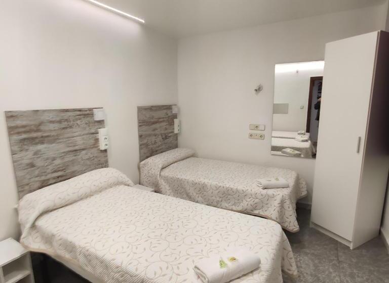 Habitación Triple Estándar, Hostal Las Vegas