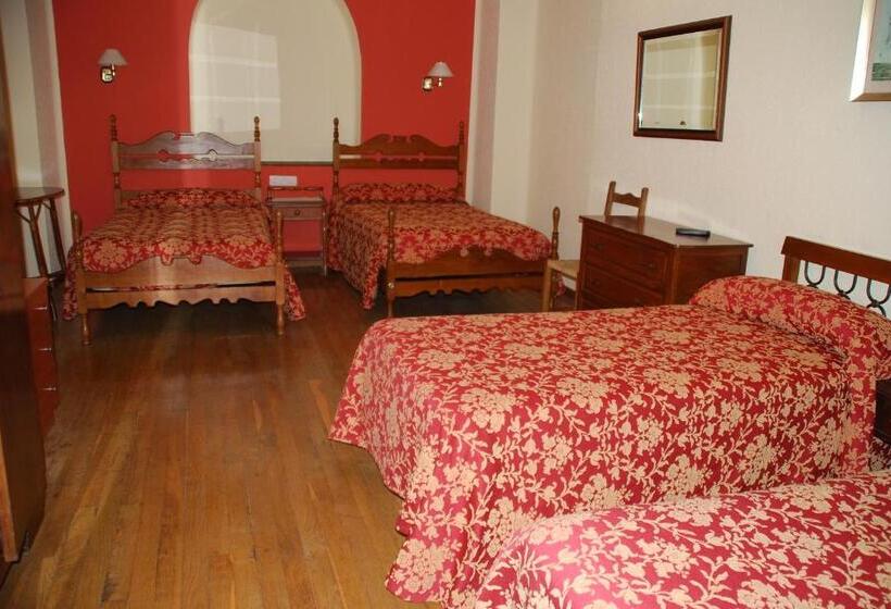 Номер Стандарт Трехместный, Hostal Ayestaran I