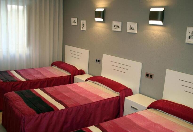 Номер Стандарт Трехместный, Hostal La Corte