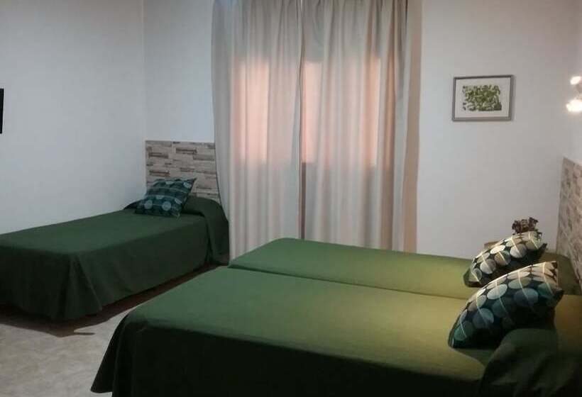 스탠다드 트리플 룸, Hostal Residencia Cardona