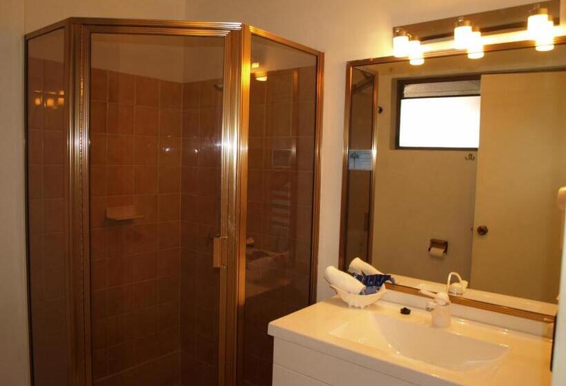 Семейный Номер, Lancaster Court Motel