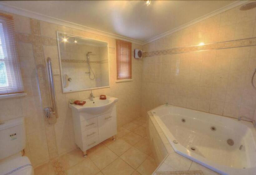 Дом 3 Спальни, The Lodge Outback Motel