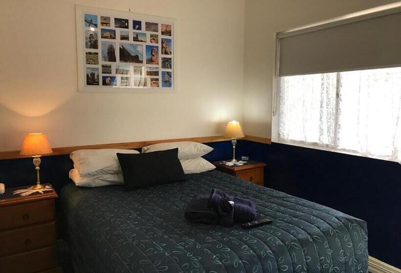 Номер Стандарт с Гидромассажем, The Lodge Outback Motel