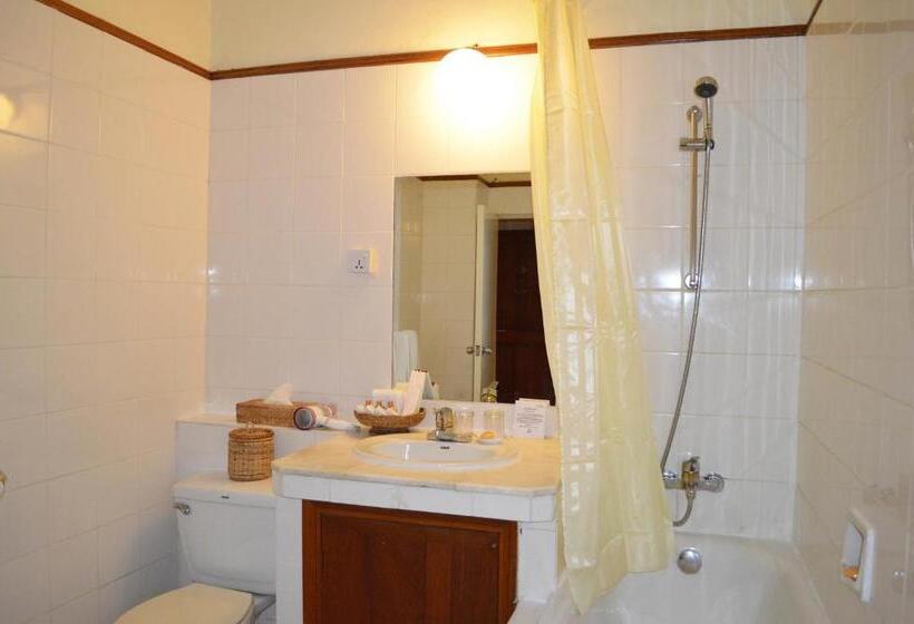 اتاق سوپریور با تخت بزرگ, Inya Lake Hotel Yangon