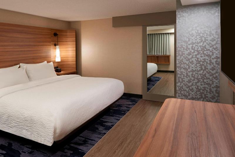 Люкс Кровать Кинг, Fairfield Inn By Marriott Montreal Downtown