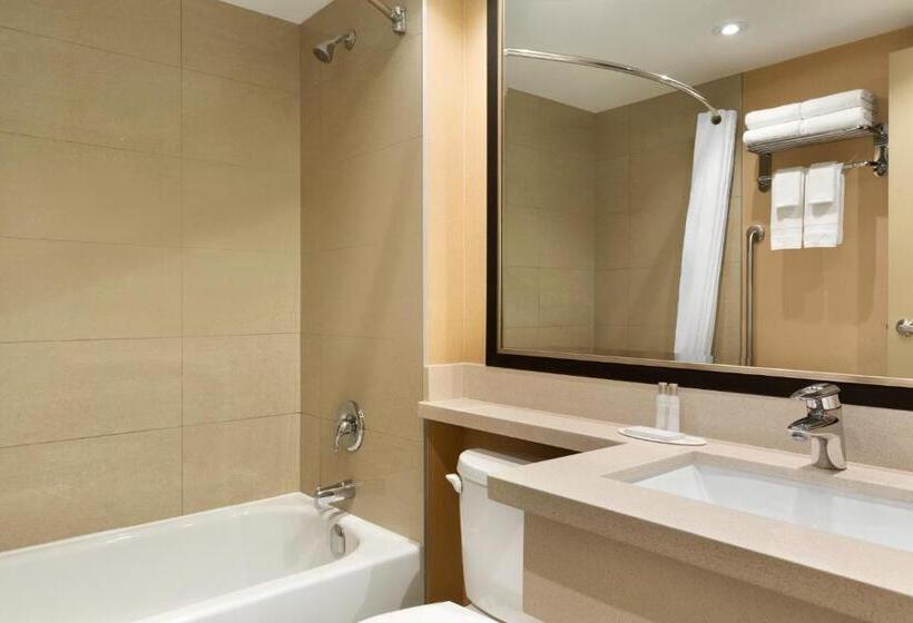 Люкс Кровать Кинг, Travelodge By Wyndham Toronto East