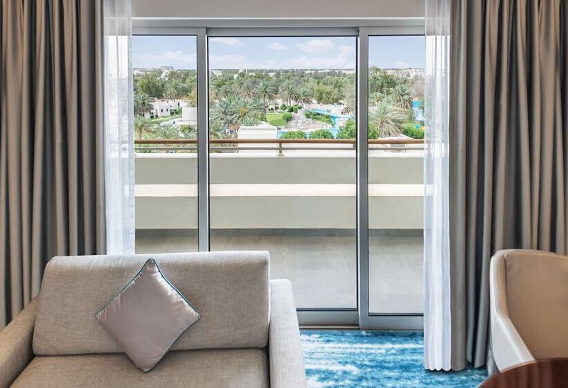 带泳池观景的豪华房, Radisson Blu Hotel & Resort, Al Ain