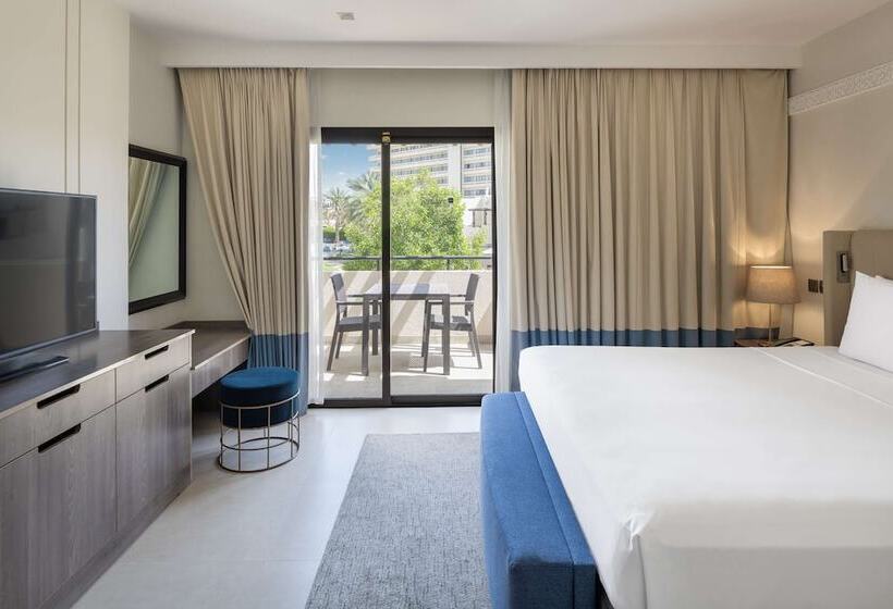 带泳池观景的豪华房, Radisson Blu Hotel & Resort, Al Ain