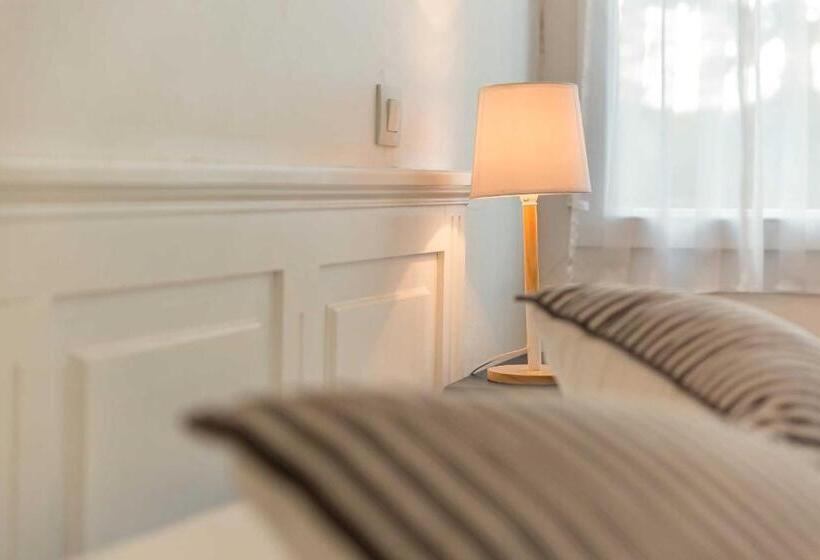 Классический Номер, The Originals Boutique, Clair Hôtel, Martigues