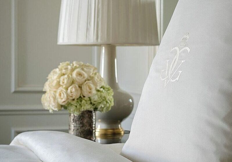اتاق سوپریور, Four Seasons Hotel George V Paris