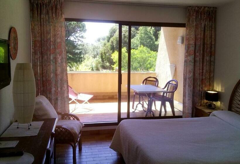 Трехместный Номер Стандарт Вид на Бассейн, Hôtel Les Palmiers