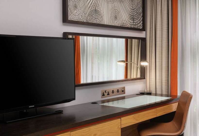Номер Deluxe, Hilton London Kensington