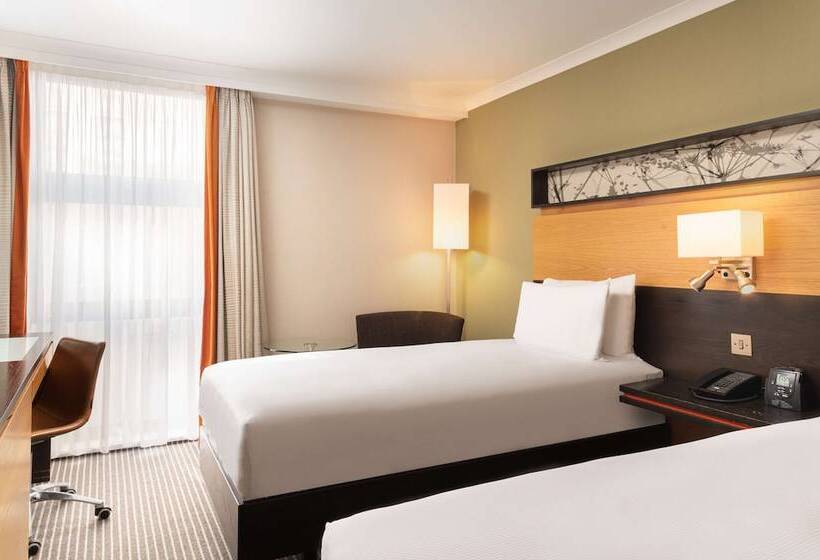 Номер Superior, Hilton London Kensington