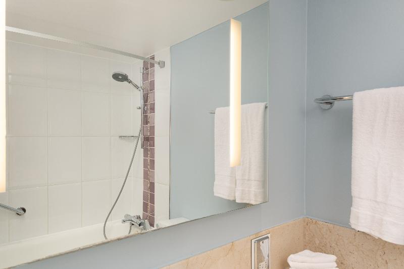 Номер Deluxe, Hilton London Kensington