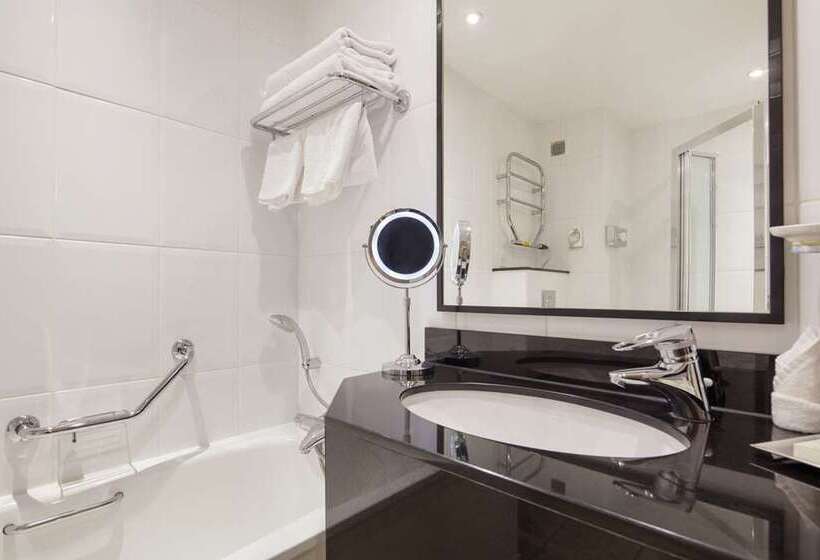 Номер Deluxe, Hilton London Kensington