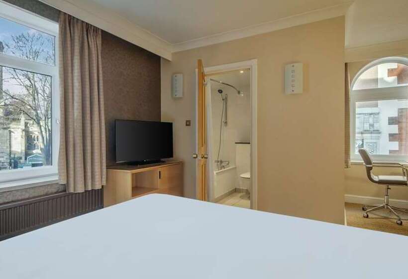 Номер Deluxe, Hilton London Kensington