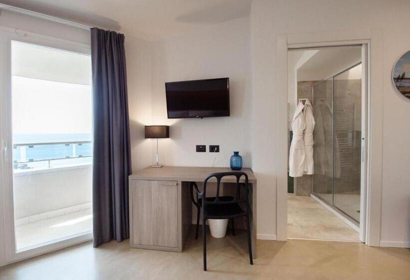 اتاق سوپریور با چشم‌انداز دریا, Grand Hotel Faraglioni