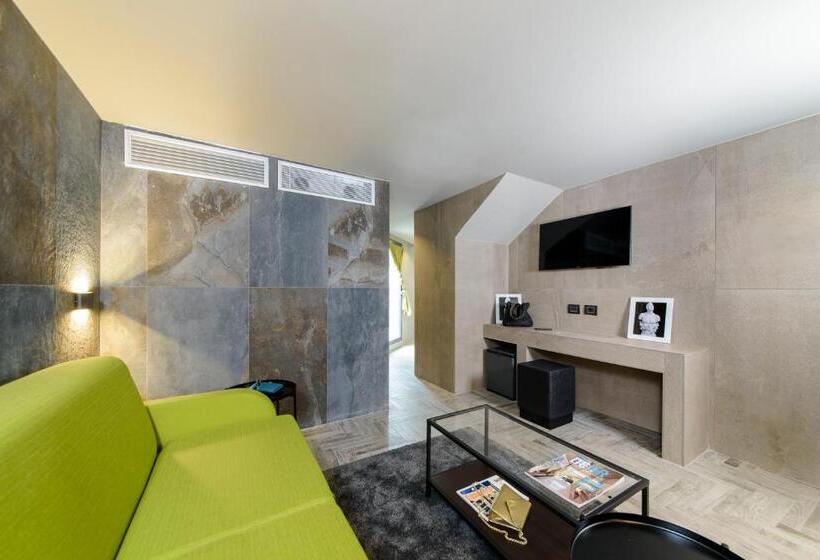 سوییت دوبلکس, Just Hotel Milano