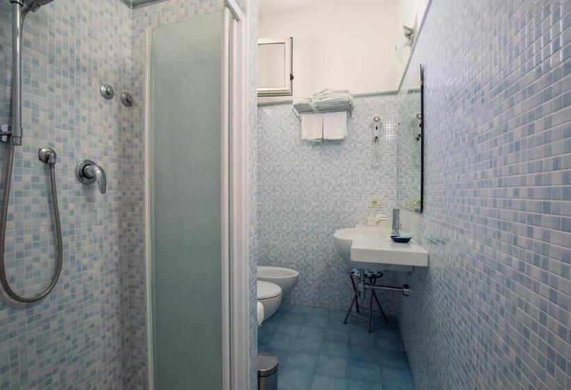Quarto Estandar Vista Mar com Sacada, Lido
