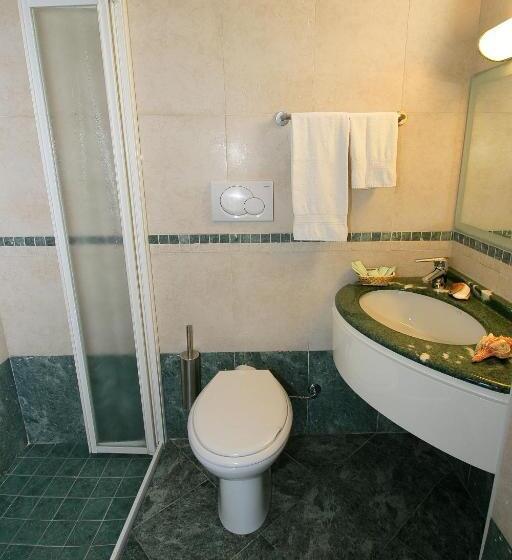 اتاق استاندارد سه تخته با بالکن, Vernel