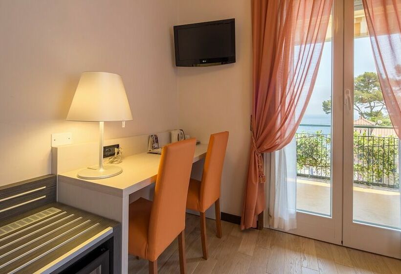 Номер Стандарт Вид на Море с Террасой, Best Western Regina Elena