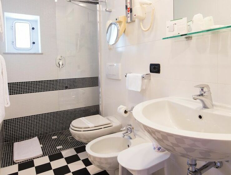 اتاق استاندارد با تراس و چشم‌انداز دریا, Best Western Regina Elena