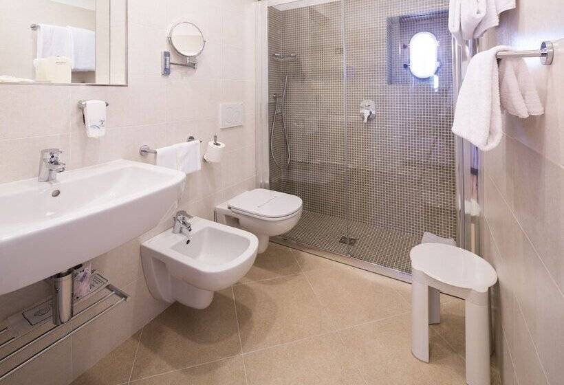 اتاق استاندارد با تراس و چشم‌انداز دریا, Best Western Regina Elena