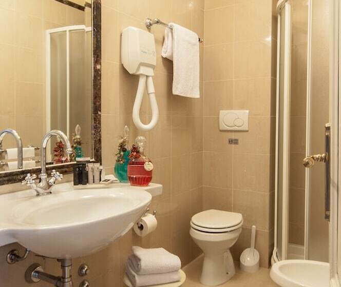اتاق کلاسیک سه تخته, Grand Hotel Royal