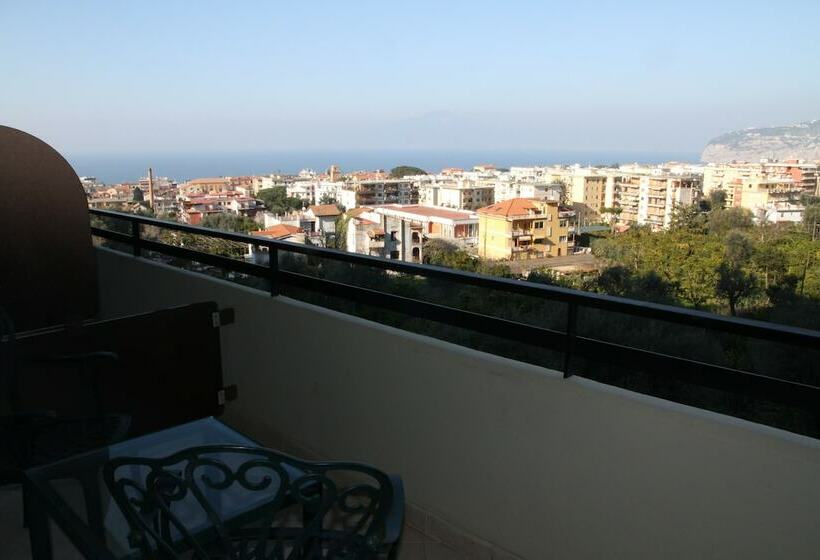Семейный Номер Вид на Море, Hilton Sorrento Palace