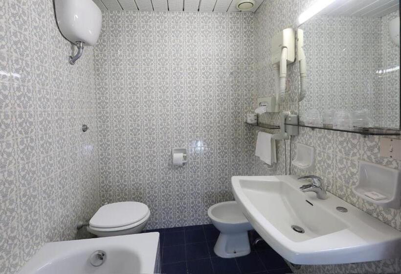 اتاق راحتی با چشمانداز دریا, Lido Mediterranee