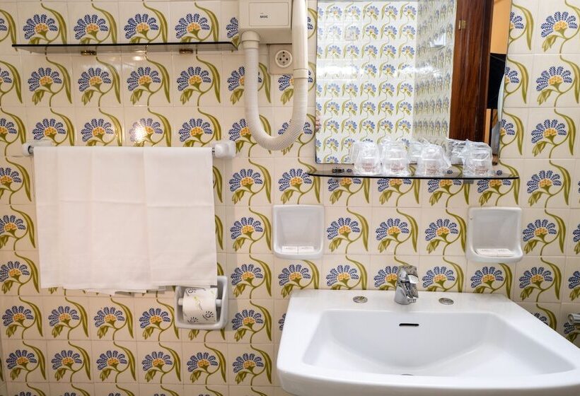 اتاق راحتی با چشمانداز دریا, Lido Mediterranee