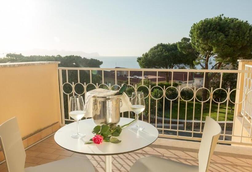 اتاق کلاسیک سه تخته, Perla Del Golfo Resort